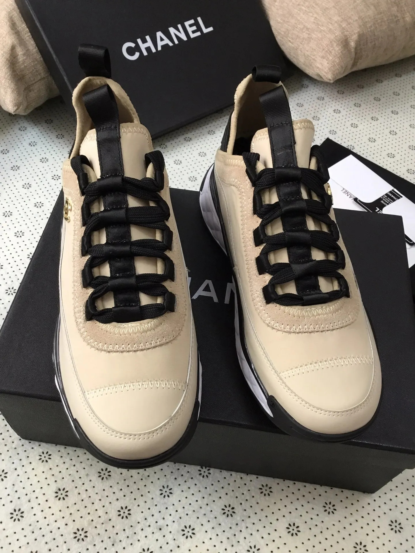👟👟Ex-factory price 540👟👟 Original CHANEL 2025 Chanel Four Seasons Casual Sports Shoes Original Cover Lasting for Women is made one to one with original lasting technology. Fabric: first layer of silk cowhide with high-elastic lycra and knitted fabric, comfortable and breathable. TPU 3-in-1 ultra-light outsole. Comfortable on the foot. Versatile. Built-in 2 cm brand heightening insole, size: women's 35-41